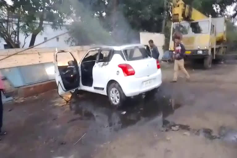 child-burns-after-car-catches-fire-in-dhanbad