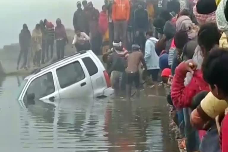 Liquor laden vehicle overturns in pond in Darbhanga