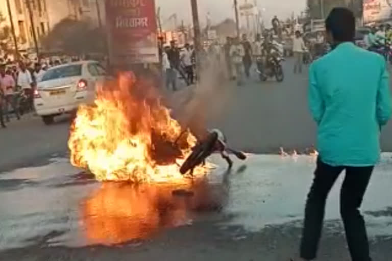 two wheeler caught fire vasmat Hingoli