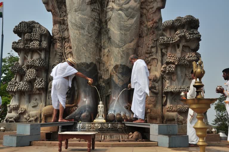 abhisheka-for-bahubali-idol-in-benlthangadi