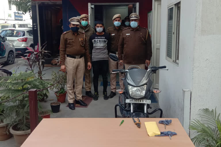 safdarjung-police-arrested-a-thief-with-bike