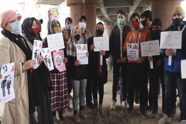 سری نگر میں تیزاب پھینکنے کے واقعے کے خلاف احتجاج