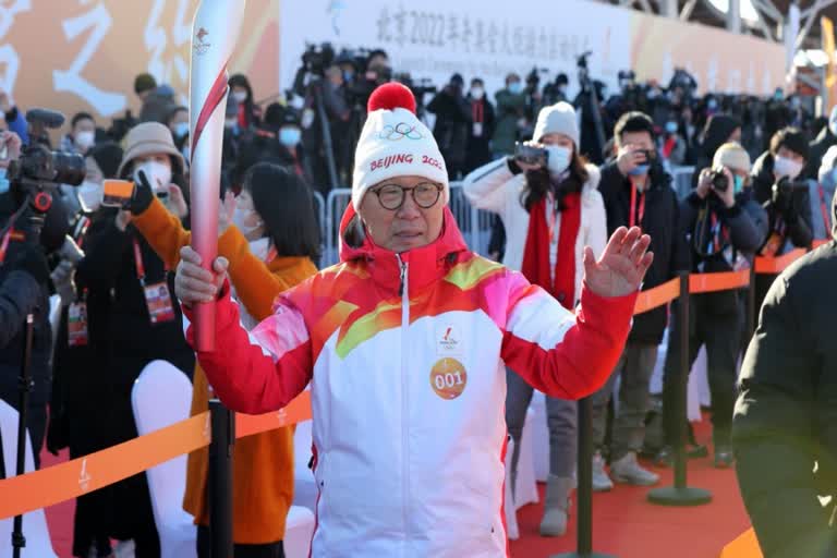 beijing winter games 2022  ബീജിംഗ് വിന്‍റര്‍ ഒളിംപിക്‌സ്  ബീജിംഗ് വിന്‍റര്‍ ഒളിംപിക്‌സ്; ദീപശിഖാ പ്രയാണത്തിന് തുടക്കമായി  Shortened Olympic torch relay starts for Beijing Games  ലുവോ ഷിഹുവാൻ ദീപശിഖം കൊളുത്തി