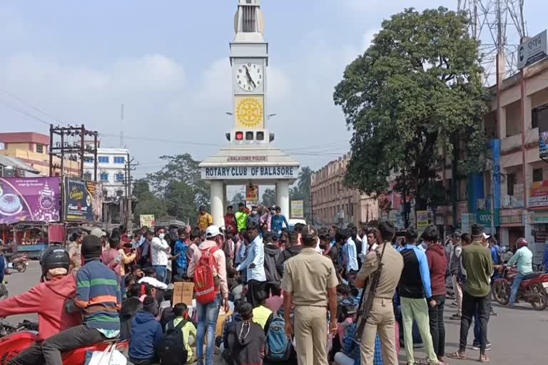 ଯୁକ୍ତଦୁଇ ଶେଷ ବର୍ଷର ପରୀକ୍ଷା ବାତିଲ ଦାବିରେ ଛାତ୍ରଛାତ୍ରୀଙ୍କ ବିକ୍ଷୋଭ