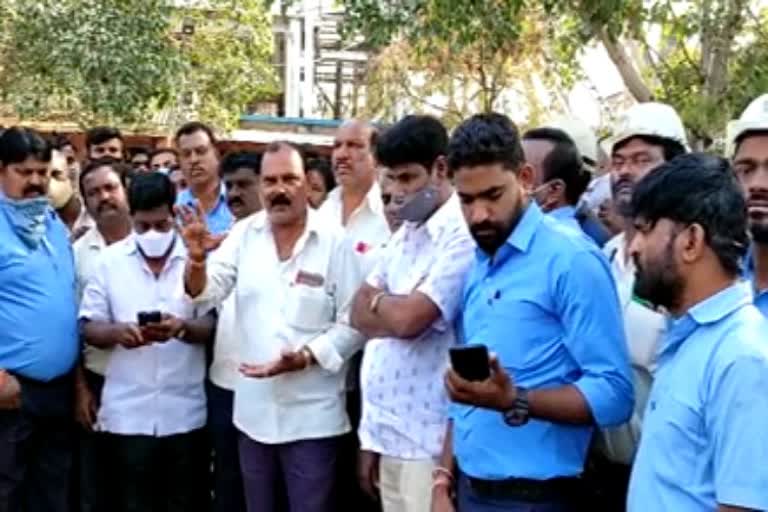 Protest by workers in front of Hatti Gold Company