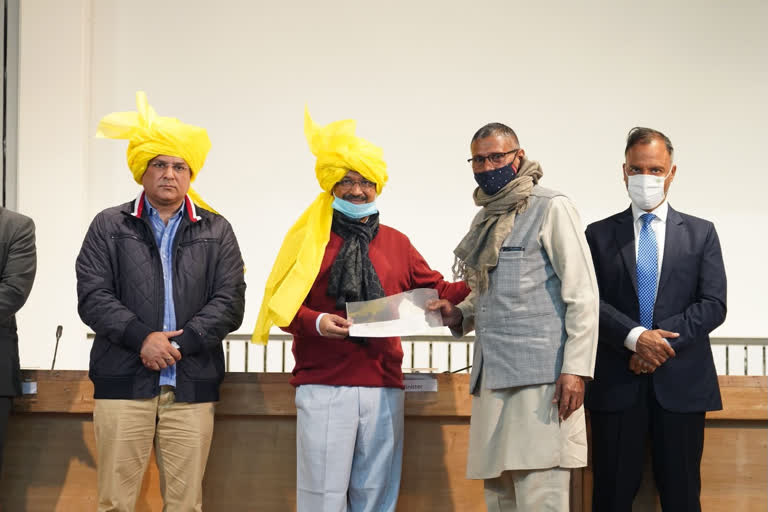 Kejriwal Hands Over Cheques to Farmers