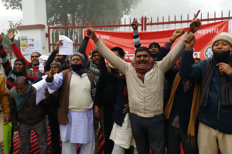 Non-teaching Staff Protest in Gaya: گیا میں کالج کے غیر تدریسی ملازمین کا انٹر امتحان کے دوران احتجاج