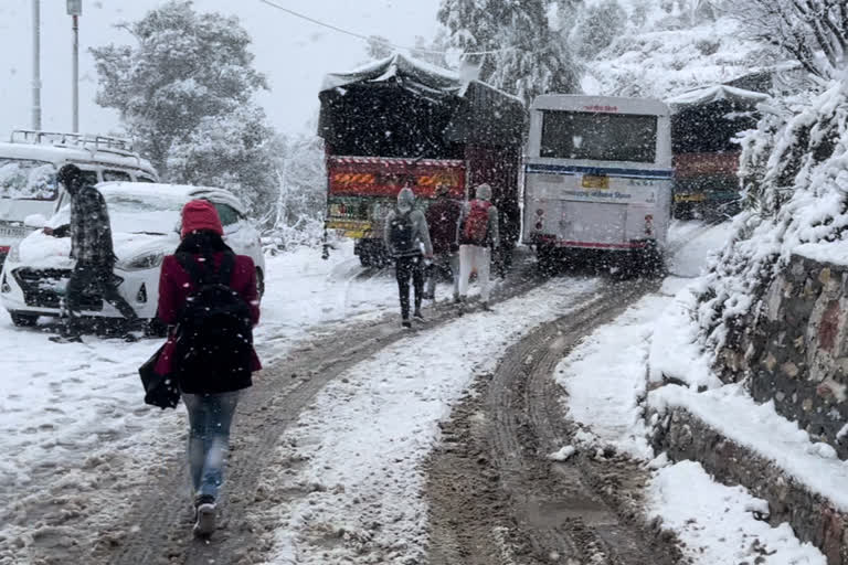 heavy snowfall in Chamoli
