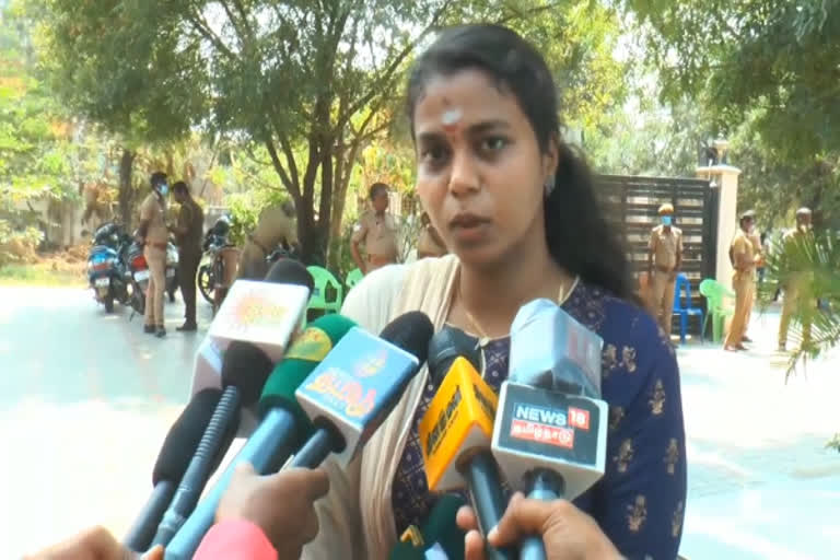 வாய்ப்பு மறுத்த திமுக ; சுயேட்சையாக களமிறங்கிய IAS மாணவி