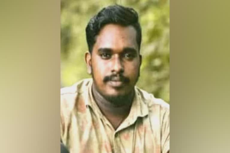 പൊലീസ് ഇടപെട്ട് പോസ്റ്റുമോര്‍ട്ടം  കോട്ടയം മെഡിക്കല്‍ കോളജ് പൊലീസ് ഇടപെടല്‍ പോസ്റ്റുമോര്‍ട്ടം  അപകടം യുവാവ് മൃതദേഹം പോസ്റ്റുമോര്‍ട്ടം  police intervene in conducting postmortem in kottayam  kottayam medical college postmortem