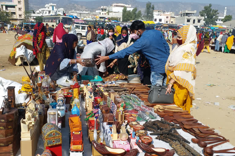 جےپور میں عقیدت مندوں کی بھیڑ