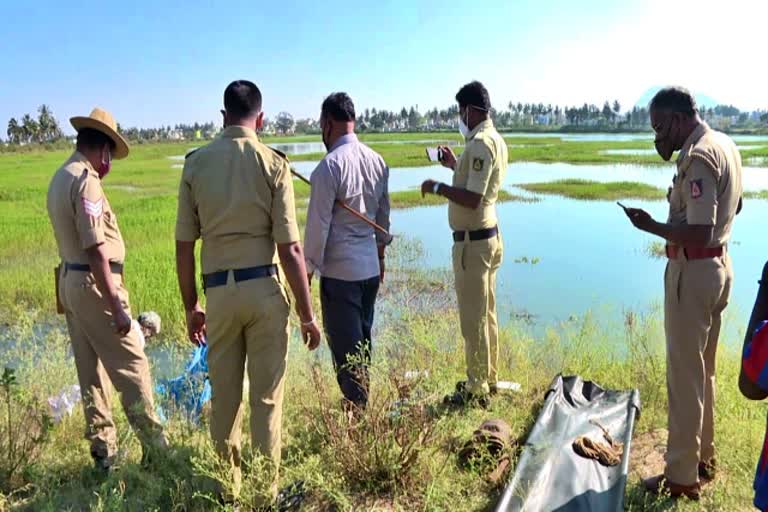 womans-dead-body-found-in-lake-at-chikkaballapura