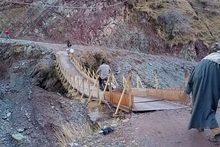 پختہ پُل نہ ہونے سے کثیر آبادی کو مشکلات کا سامنا