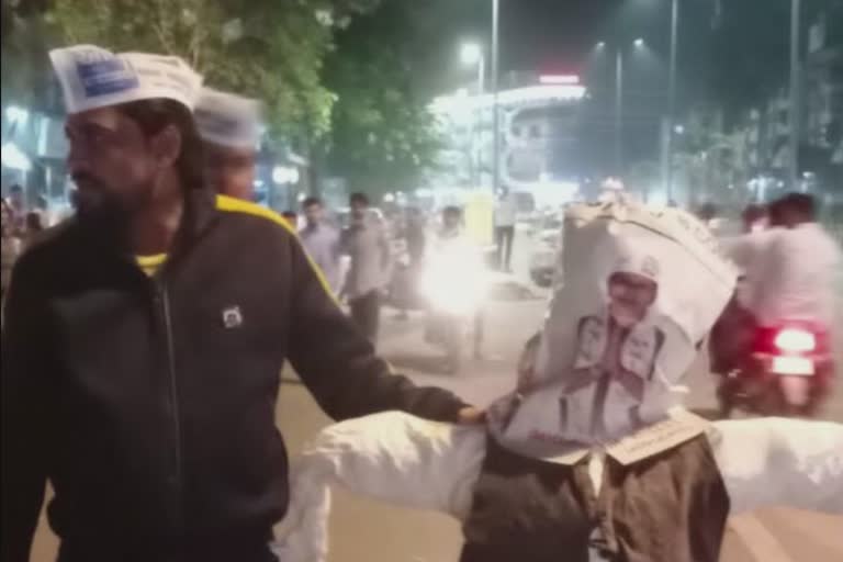 Surat AAP Workers Protest: સુરતમાં AAP કાર્યકર્તાઓ ભડક્યા, પક્ષ પલટો કરનારા કોર્પોરેટરના પૂતળાનું કર્યું દહન