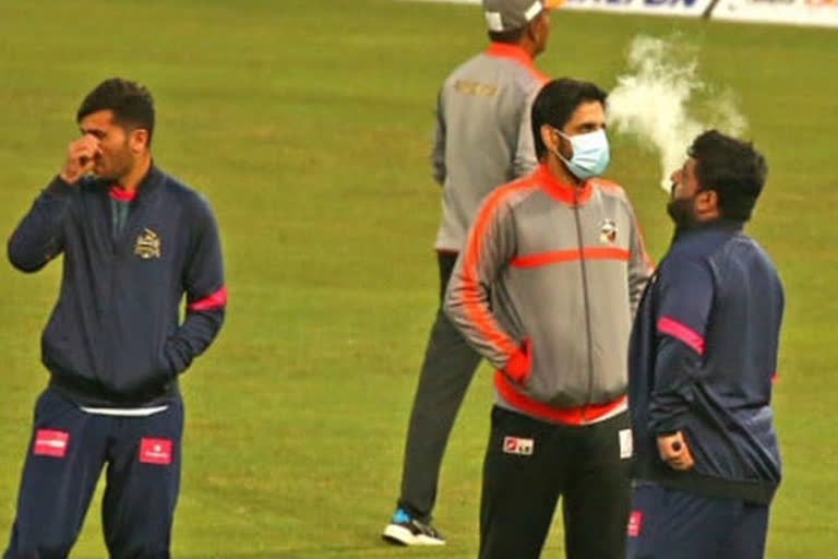 Mohammad Shahzad gets reprimanded for smoking on the ground in BPL league