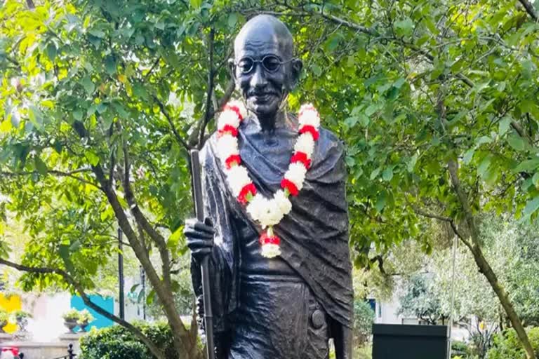 Life-sized Mahatma Gandhi statue vandalised in New York  Mahatma Gandhi statue vandalised in america  ഗാന്ധി പ്രതിമ തകർത്തു  ന്യൂയോർക്കിൽ ഗാന്ധിയുടെ പൂർണകായ പ്രതിമ തകർത്തു