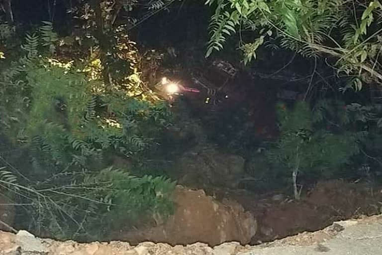 jeep falls into ditch