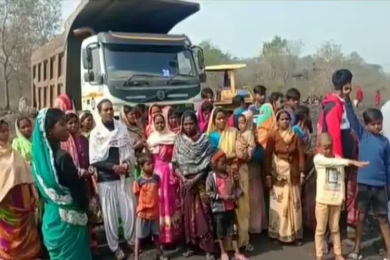 protest-of-woman-in-dhanbad-bccl-officials-who-came-to-fill-pokharia-had-to-face-anger