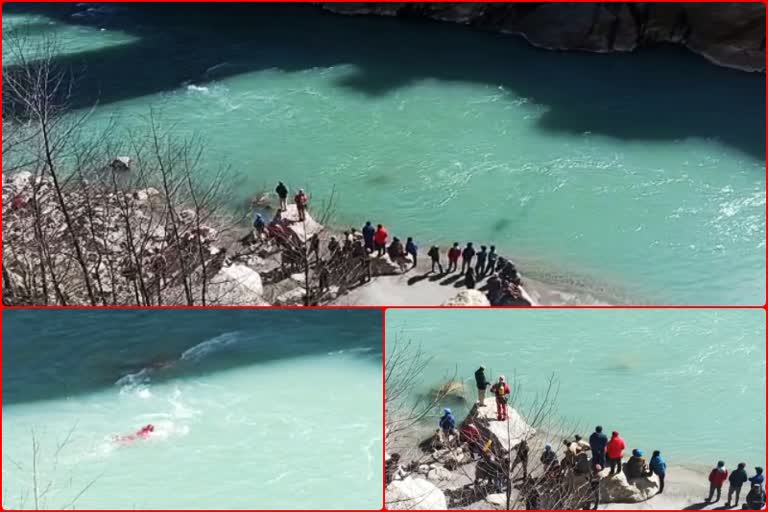 divers team landed in Sutlej river
