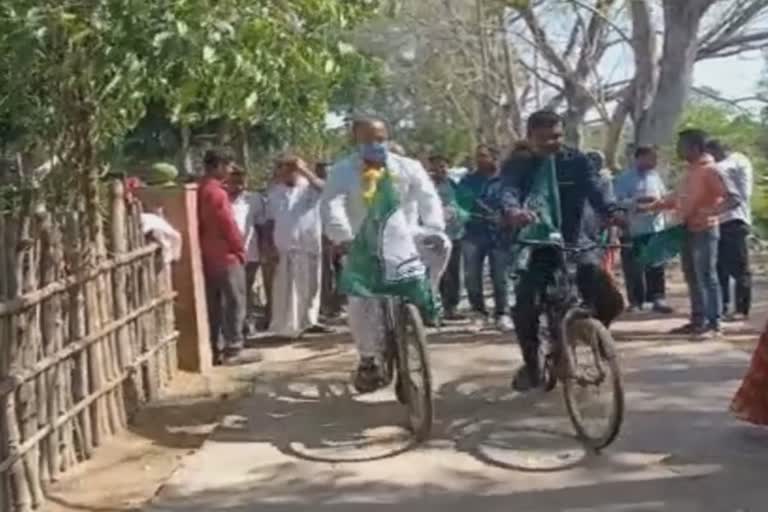 Panchayat Election Campaign :ସାଇକେଲରେ ପ୍ରାର୍ଥୀଙ୍କ ପାଇଁ ଭୋଟ ଭିକ୍ଷା କଲେ ପର୍ଯ୍ୟଟନ ମନ୍ତ୍ରୀ