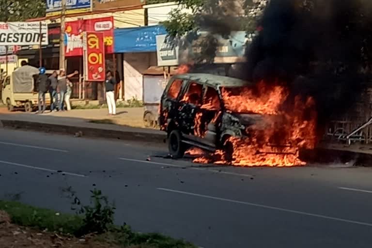 car caught fire at khandagiri chowk