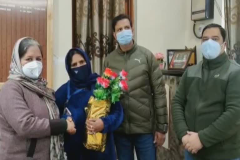 ASHA Worker Saves Life of Pregnant Woman: آشا ورکر رفیقہ بانو نے زچہ اور بچہ کی جان بچائی