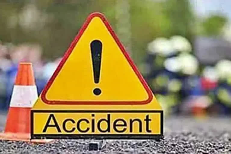 Car hits lorry, 8 dead, one critically injured in Andhra Pradesh