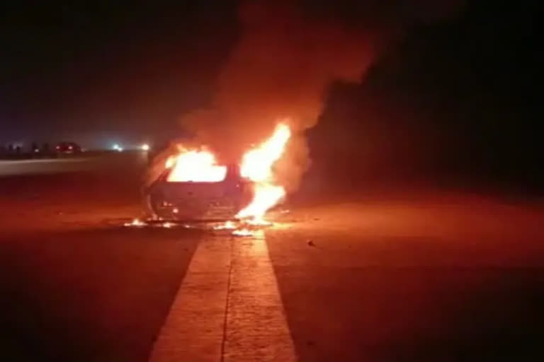 Car collides with divider, three burnt alive in Uttar Pradesh