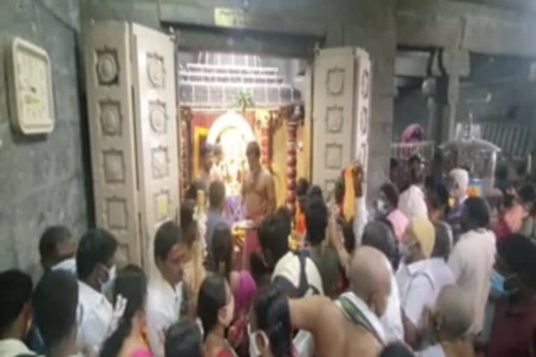 முருகன் கோயிலில் நெரிசலில் நடைபெற்ற 29 திருமணங்கள் : அலட்சியத்தால் கரோனா பரவும் அபாயம்