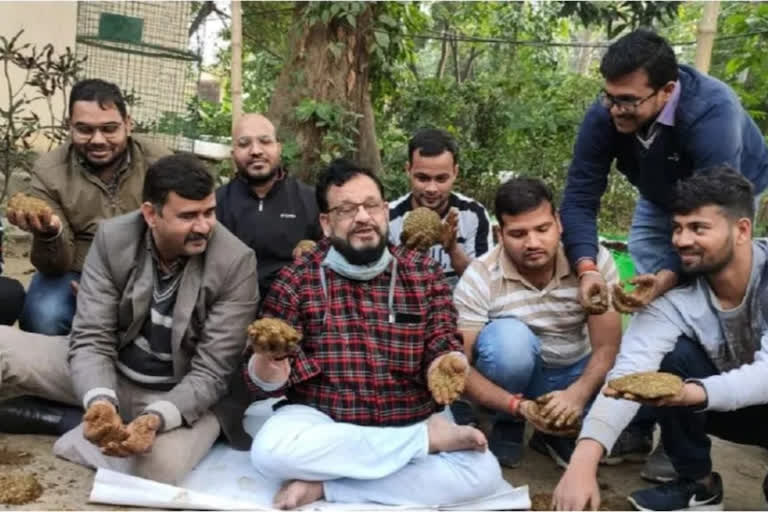 BHU students learn how to make cow dung cakes, video goes viral