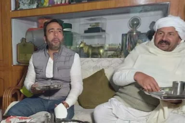 Jayant Chaudhary Meets Naresh Tikait : નરેશ ટિકૈતે જયંત ચૌધરીને આપ્યા આશીર્વાદ, ભોજન પર કરી રાજકીય વાતુ