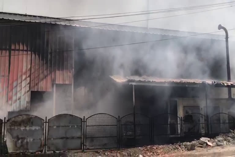 വ്യവസായ സ്ഥാപനത്തിൽ തീപിടിത്തം  ഫയർ ഫോഴ്‌സ്‌ എത്തി തീയണച്ചു  പ്ലാസ്റ്റിക്ക് ഉൽപന്ന നിർമാണക്കമ്പനിയിൽ തീപിടിത്തം  fire broke out in Kalamassery industrial firm  fire break out in plastics manufacturing company