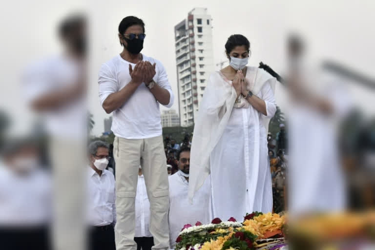 Shah Rukh asks for prayers in front of Lata Didi earthly body  Shah Rukh Khan sparks controversy  Shah Rukh asks for prayers  ഷാരൂഖ്‌ ഖാന്‍റെ പ്രാര്‍ഥന വിവാദമാകുന്നു  ഇസ്ലാമിൽ ഊതുന്ന പാരമ്പര്യം എന്താണ്?