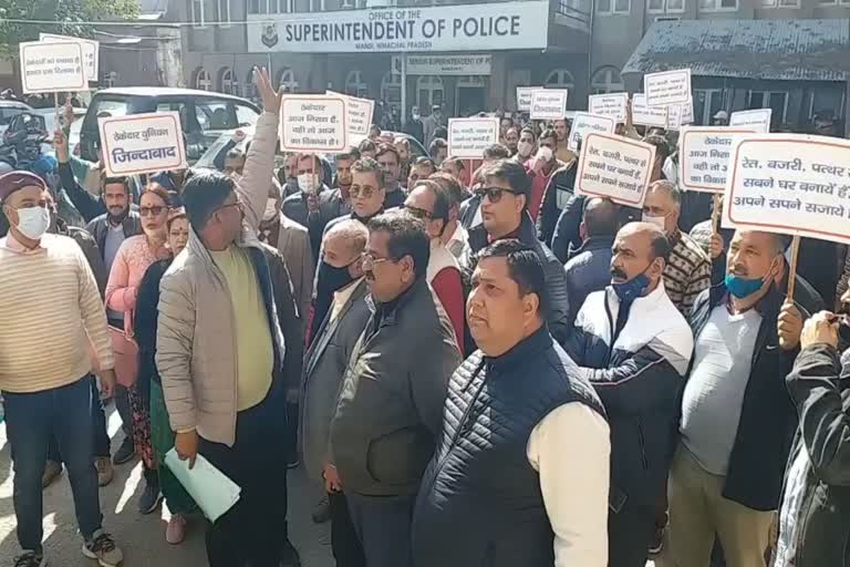 Contractors took out a rally in Mandi.