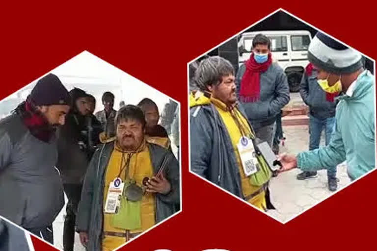 Inspired by Digital India Campaign, Beggar walks with QR code placard in Bihar