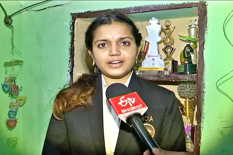 Bommini Mounika Akshaya  Guntur  Sports News  chess  chess playing