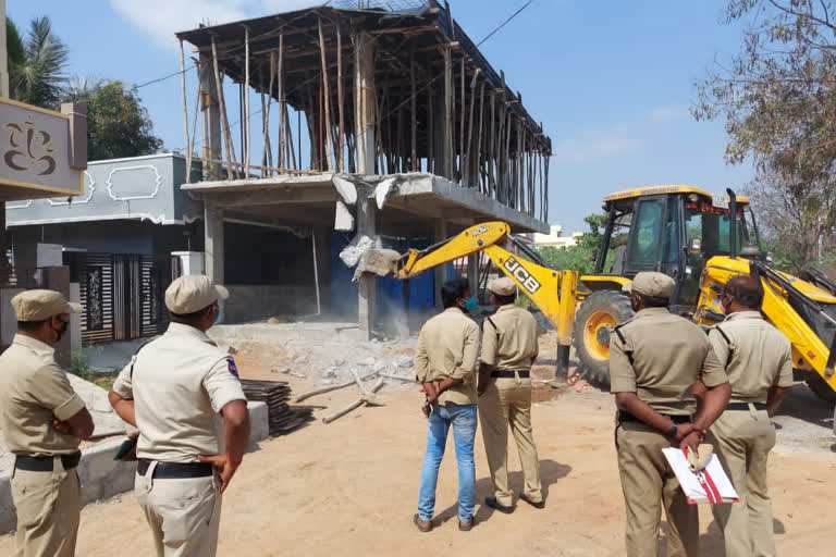 Illegal Constructions Demolition: అక్రమ నిర్మాణాలపై హెచ్​ఎండీఏ ఉక్కుపాదం