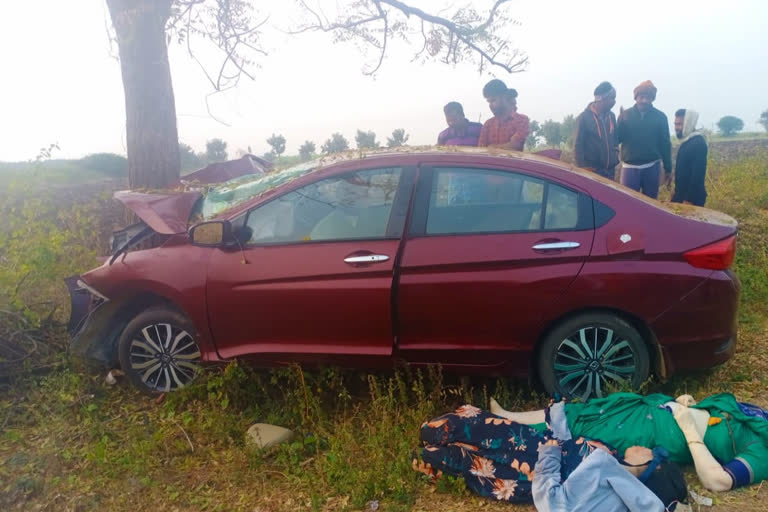 Accident in Chitradurga, People died in road accident at Chitradurga, Chitradurga crime news, Car hit to tree in Chitradurga, ಚಿತ್ರದುರ್ಗದಲ್ಲಿ ಅಪಘಾತ, ಚಿತ್ರದುರ್ಗದಲ್ಲಿ ರಸ್ತೆ ಅಪಘಾತದಲ್ಲಿ ಜನ ಸಾವು, ಚಿತ್ರದುರ್ಗ ಅಪರಾಧ ಸುದ್ದಿ, ಚಿತ್ರದುರ್ಗದಲ್ಲಿ ಮರಕ್ಕೆ ಡಿಕ್ಕಿ ಹೊಡೆದ ಕಾರು,