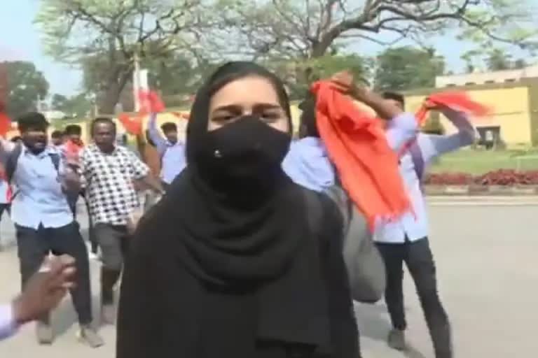 Hijabi student heckled in Karnataka college  Hijab vs Saffron row  Hijab row in karnataka  കർണാടക കോളജിൽ ഹിജാബ് ധരിച്ച വിദ്യാർഥിനിക്ക് നേരെ ഹിന്ദു വിദ്യാർഥികളുടെ ആക്രോശം  ഹിജാബ് വിവാദം  കാവി ഷാൾ വിവാദം