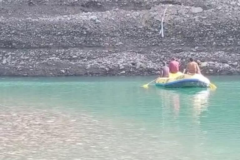 Team of divers in Sutlej river