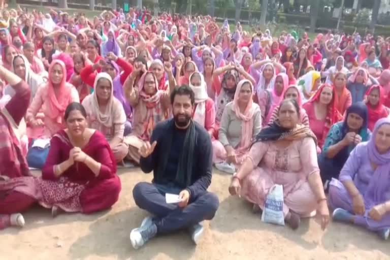 Naveen Jaihind Meet Aanganwadi worker