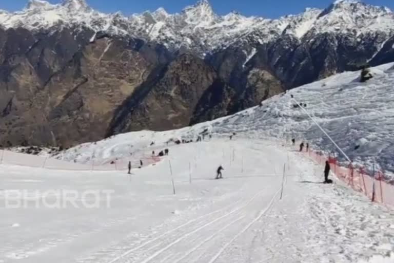 National Winter Skiing Championship: نیشنل سکی اینڈ سنو بورڈ چیمپئن شپ میں حصہ لینے جموں و کشمیر کی سکئیر ثنا افضل میر اولی پہنچی