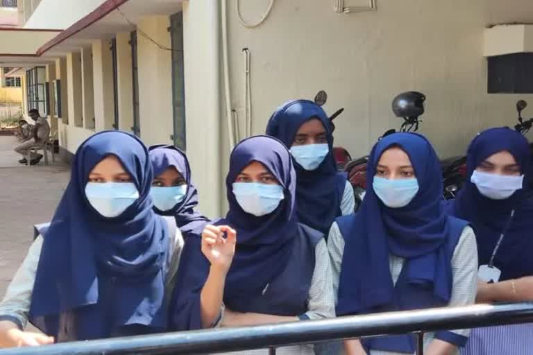 muslim students opposes hijab ban in mp