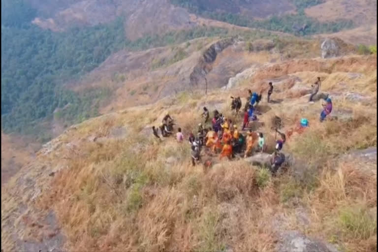 மீட்கப்பட்ட இளைஞர்: முத்தமிட்டு நன்றி தெரிவிக்கும் நெகிழ்ச்சி தருணம்!