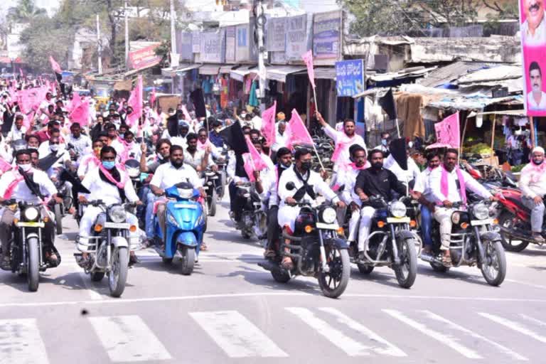 TRS PROTEST AGAINST PM MODI COMMENTS ON BIFURCATION OF AP AND TS