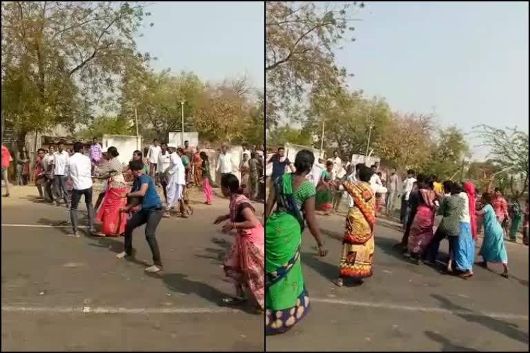 ನಡು ರಸ್ತೆ ಮೇಲೆ ಬಡಿದಾಡಿಕೊಂಡ ಗ್ರಾಮಸ್ಥರು , Kalburgi