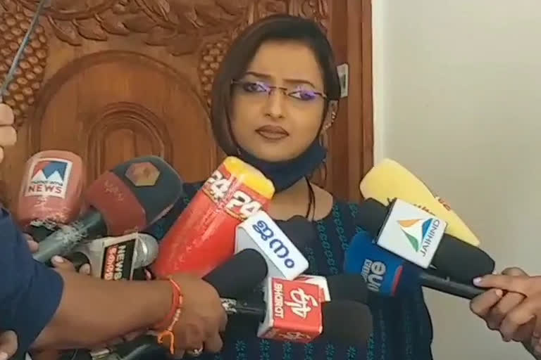 charge sheet against swapna suresh  fake molestation complaint  air india sats case  ക്രൈംബ്രാഞ്ചിനെ എതിരെ സ്വപന സുരേഷ്  വ്യാജ പീഡന പരാതി  ശിവശങ്കറിന്‍റെ പ്രതികാരം  സ്വപന സുരേഷ് വാർത്തകള്‍