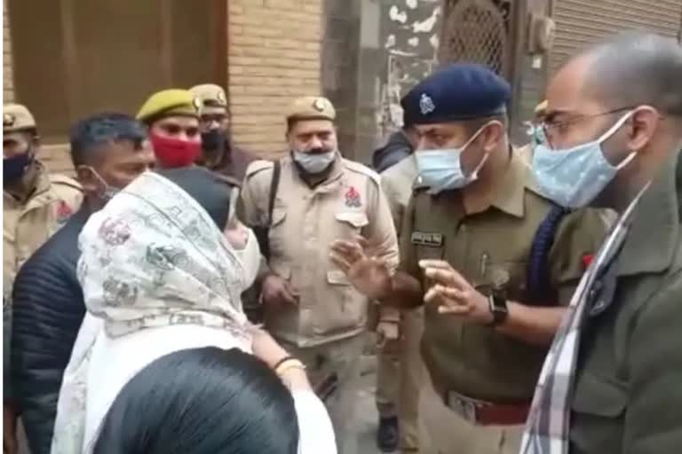 पुलिस ने खोड़ा में पोलिंग स्टेशन के पास से 12 संदिग्ध लोगों को पकड़ा