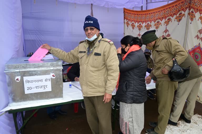 1560-policemen-in-dehradun-voted-by-postal-ballot