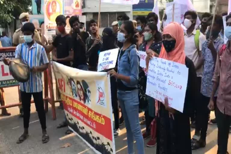 கர்நாடகா ஹிஜாப் விவகாரம்: நாடாளுமன்றம் முற்றுகையிடப்படும் என எச்சரிக்கை!